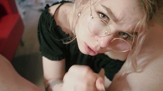 Няшная жена просит у мужа прощение отсосом и принимает его кончу в нежный ротик