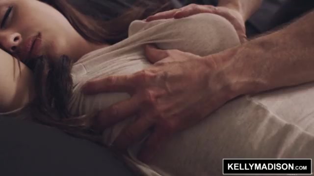 Муж дрючит очаровашку Jade Nile на широкой кровати - секс порно видео